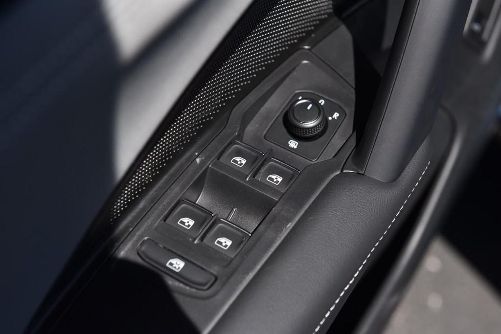 Volkswagen Tiguan Vehicle Full-screen Gallery Image 8