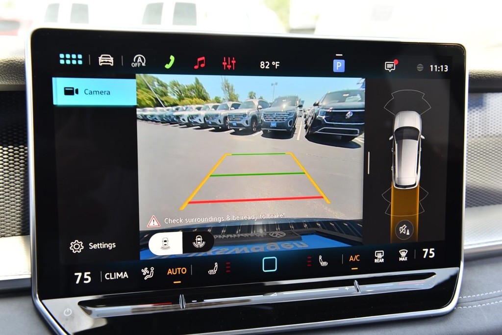 Volkswagen Tiguan Vehicle Full-screen Gallery Image 13