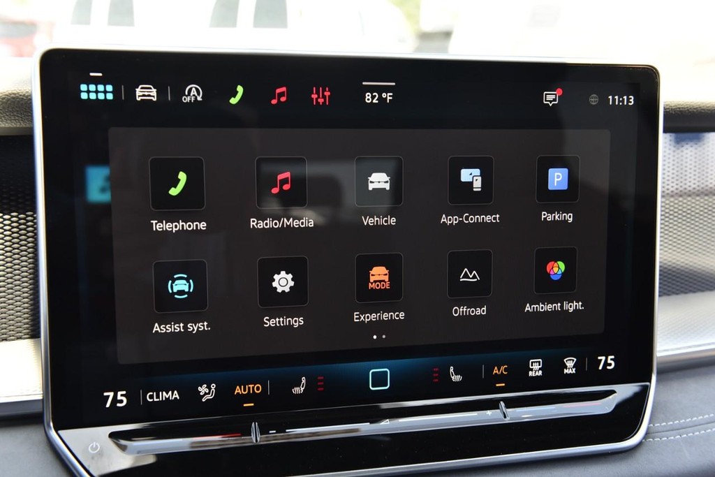 Volkswagen Tiguan Vehicle Full-screen Gallery Image 15