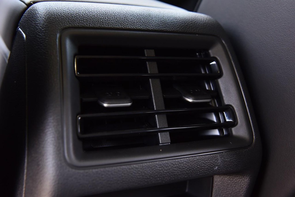 Volkswagen Tiguan Vehicle Full-screen Gallery Image 23