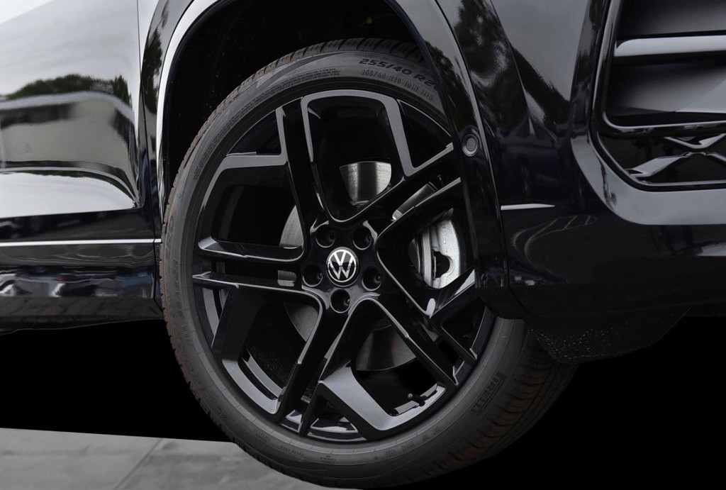 Volkswagen Tiguan Vehicle Full-screen Gallery Image 3