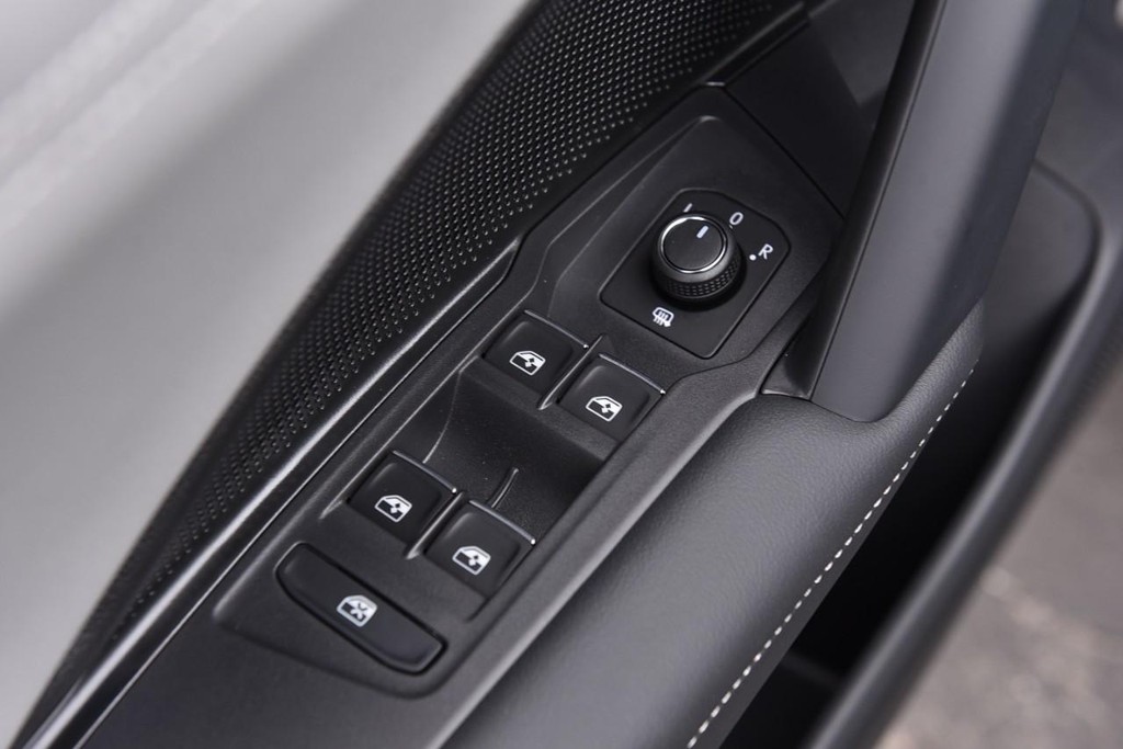 Volkswagen Tiguan Vehicle Full-screen Gallery Image 8