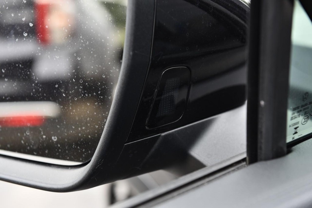 Volkswagen Tiguan Vehicle Full-screen Gallery Image 10