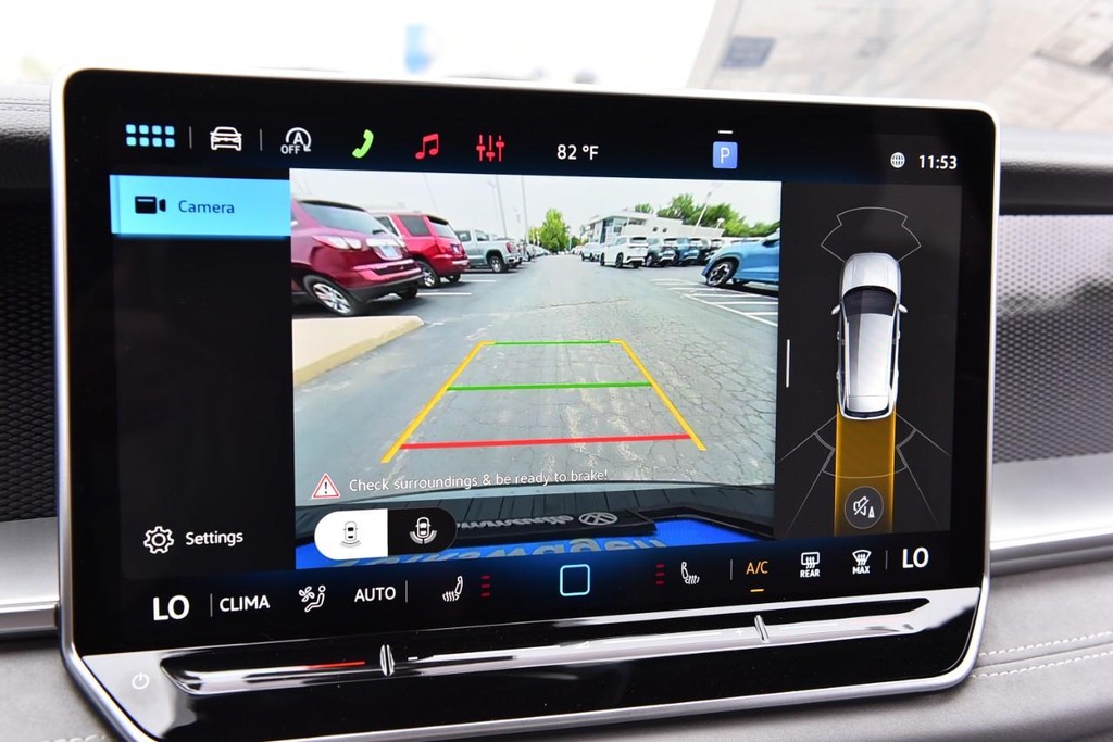 Volkswagen Tiguan Vehicle Full-screen Gallery Image 13