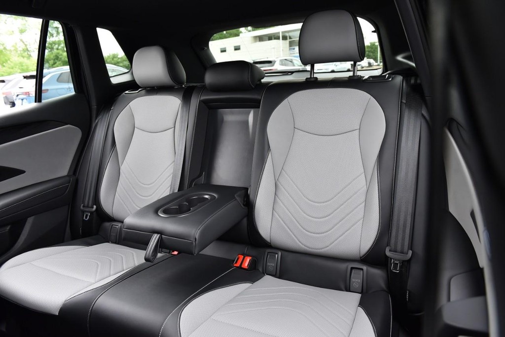 Volkswagen Tiguan Vehicle Full-screen Gallery Image 22