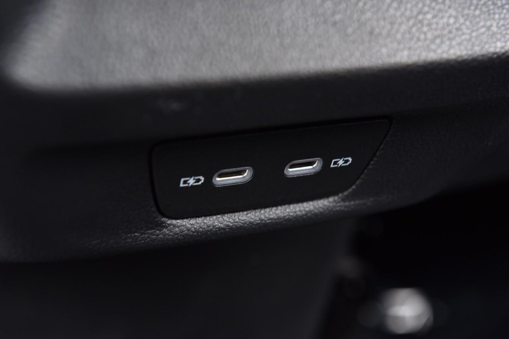 Volkswagen Tiguan Vehicle Full-screen Gallery Image 24