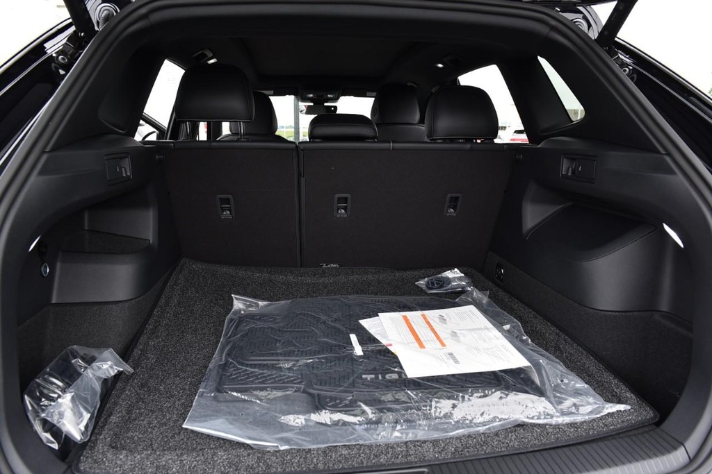 Volkswagen Tiguan Vehicle Full-screen Gallery Image 25