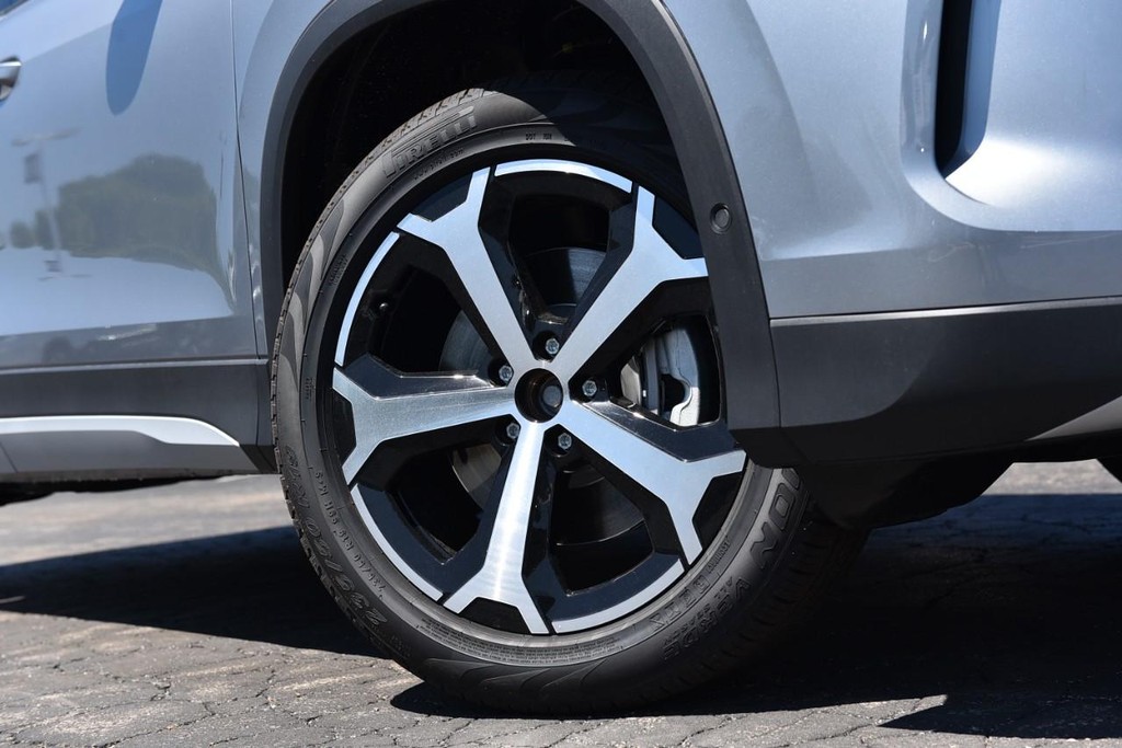 Volkswagen Tiguan Vehicle Full-screen Gallery Image 3