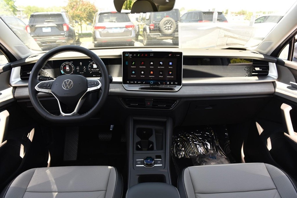 Volkswagen Tiguan Vehicle Full-screen Gallery Image 7