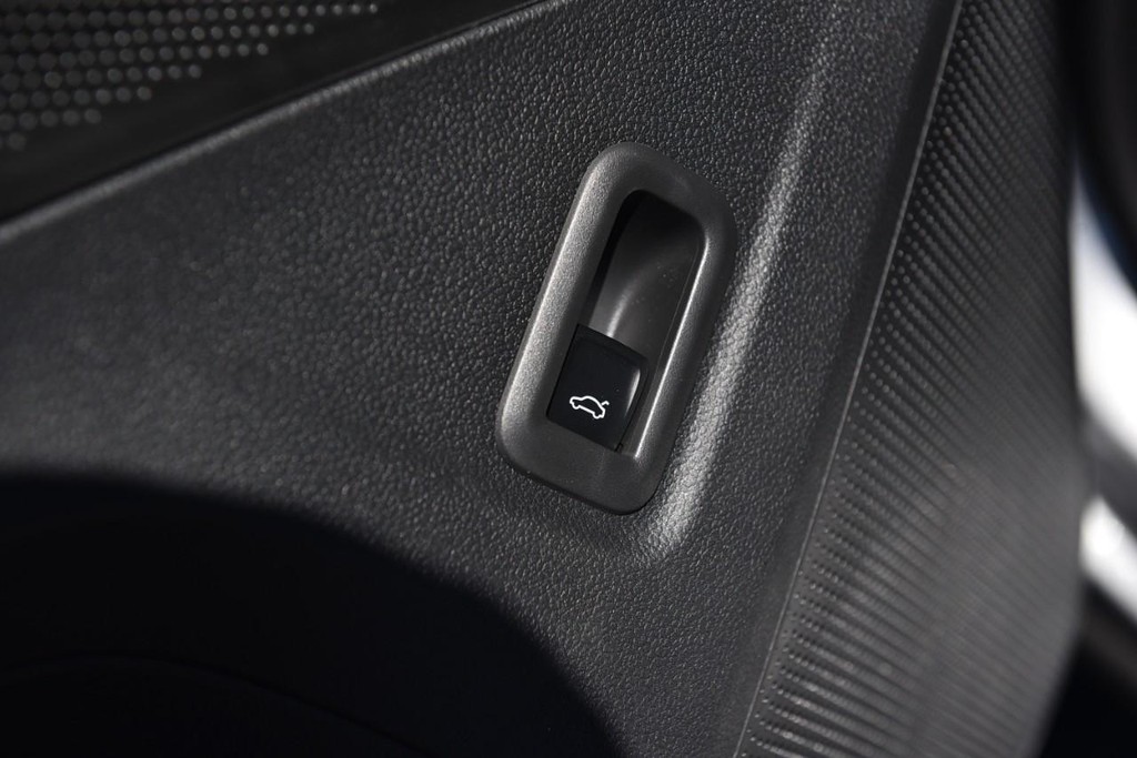 Volkswagen Tiguan Vehicle Full-screen Gallery Image 9