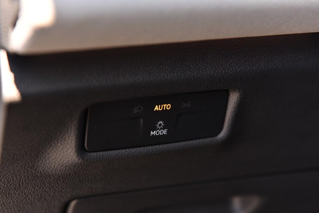 Volkswagen Tiguan Vehicle Full-screen Gallery Image 11