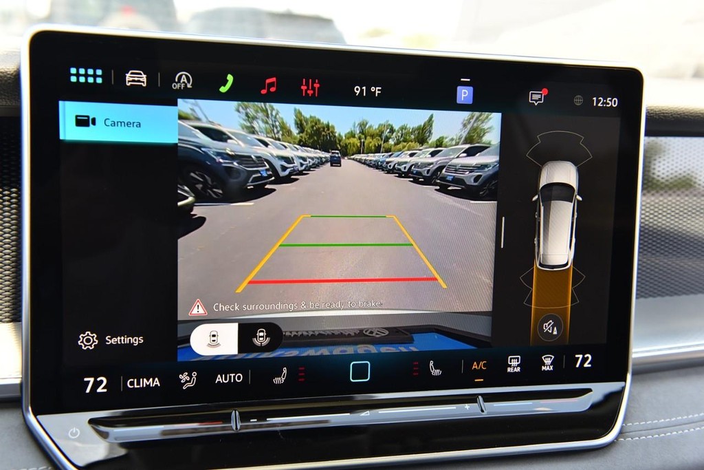 Volkswagen Tiguan Vehicle Full-screen Gallery Image 13