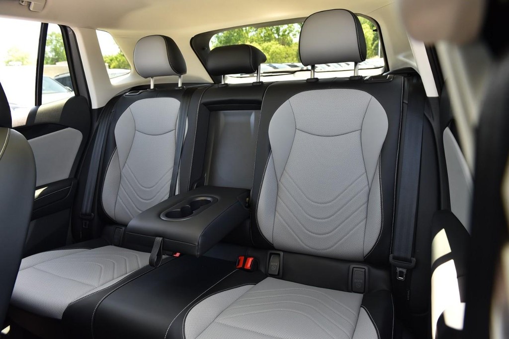 Volkswagen Tiguan Vehicle Full-screen Gallery Image 22