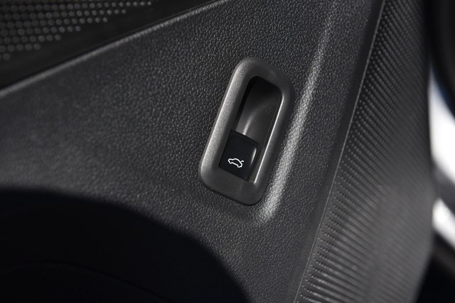 Volkswagen Tiguan Vehicle Image 09
