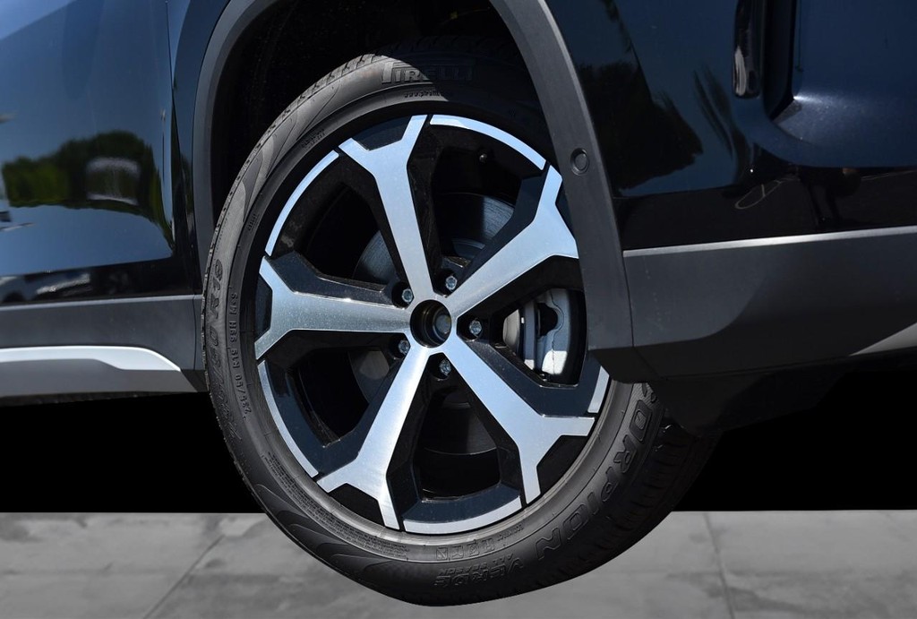 Volkswagen Tiguan Vehicle Full-screen Gallery Image 3