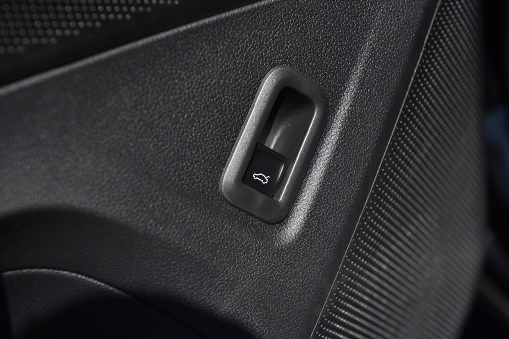 Volkswagen Tiguan Vehicle Full-screen Gallery Image 9