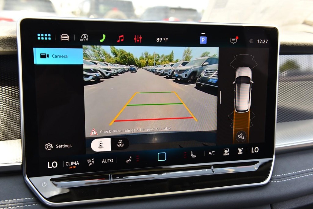 Volkswagen Tiguan Vehicle Full-screen Gallery Image 13