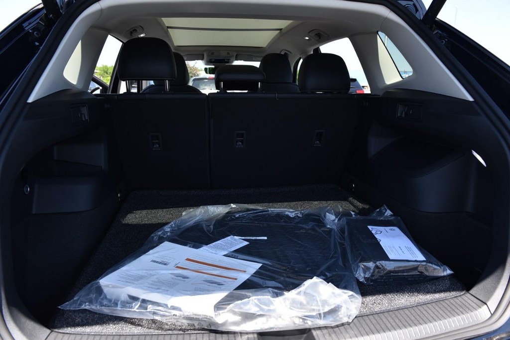 Volkswagen Tiguan Vehicle Full-screen Gallery Image 25