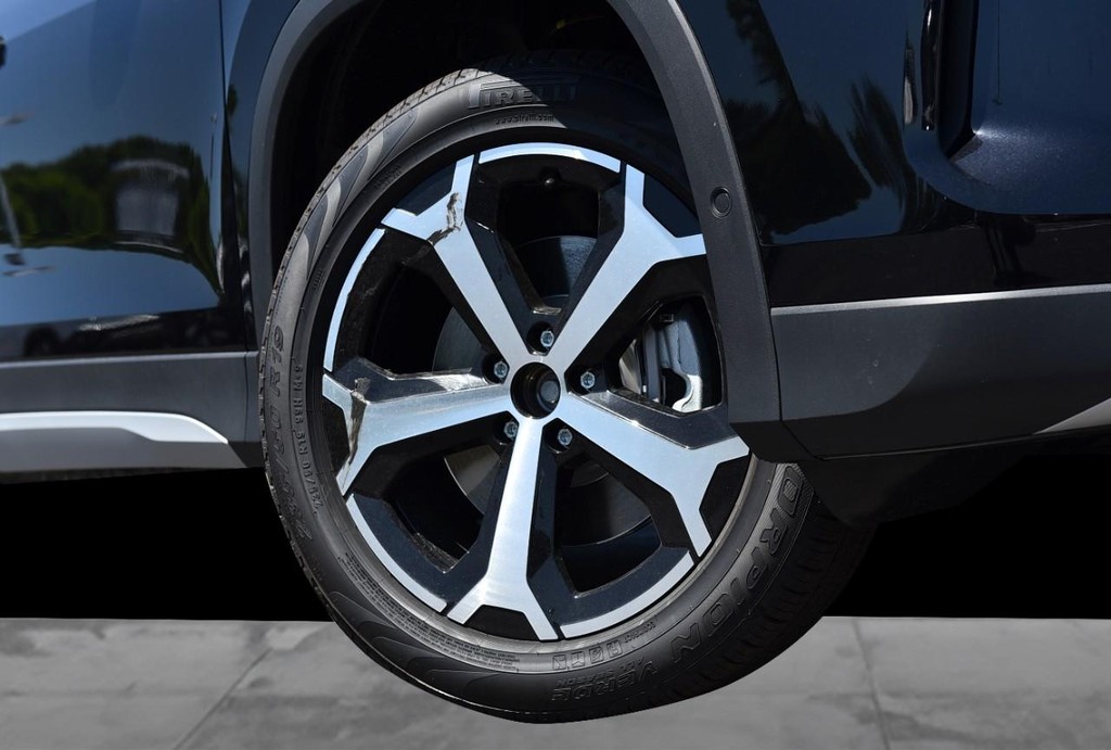 Volkswagen Tiguan Vehicle Full-screen Gallery Image 3