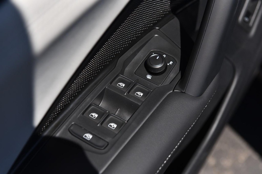 Volkswagen Tiguan Vehicle Full-screen Gallery Image 8