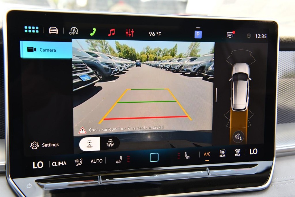 Volkswagen Tiguan Vehicle Full-screen Gallery Image 13