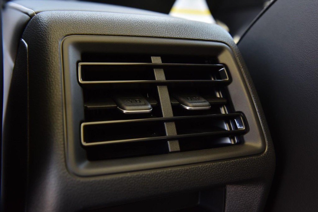 Volkswagen Tiguan Vehicle Full-screen Gallery Image 23