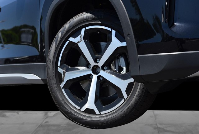Volkswagen Tiguan Vehicle Image 03