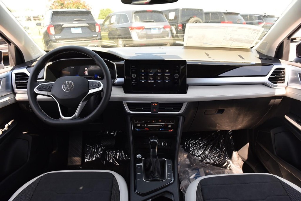 Volkswagen Taos Vehicle Full-screen Gallery Image 7