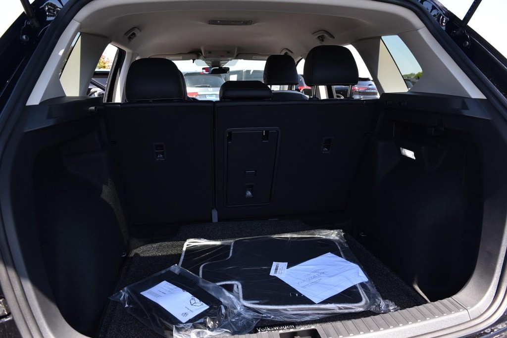 Volkswagen Taos Vehicle Full-screen Gallery Image 24