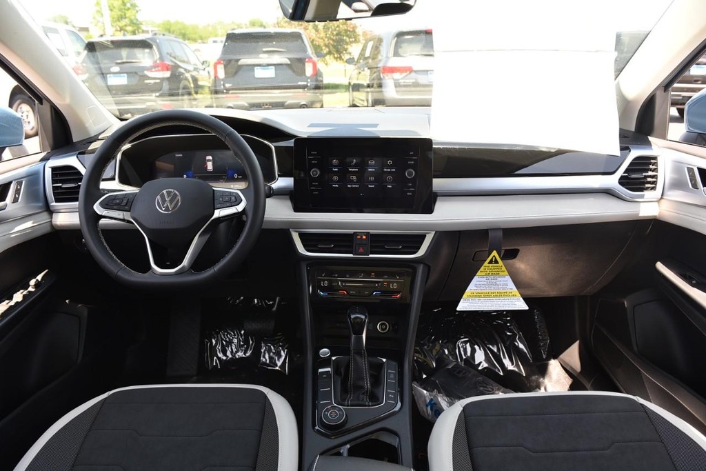 Volkswagen Taos Vehicle Full-screen Gallery Image 7