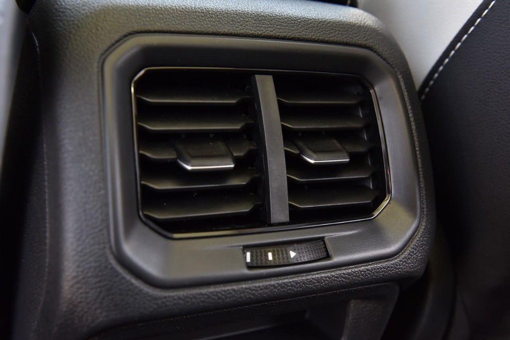 Volkswagen Taos Vehicle Full-screen Gallery Image 23