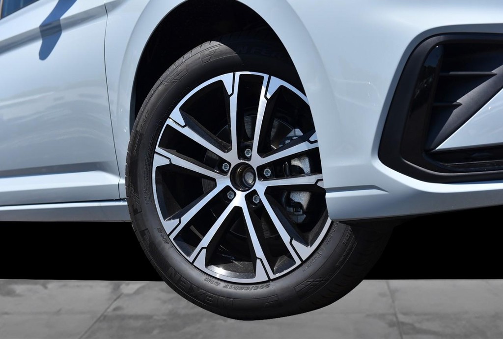Volkswagen Jetta Vehicle Full-screen Gallery Image 3