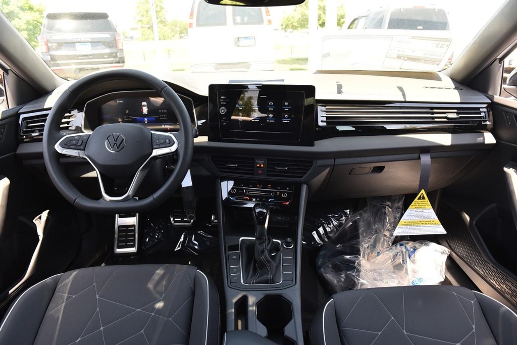 Volkswagen Jetta Vehicle Full-screen Gallery Image 7