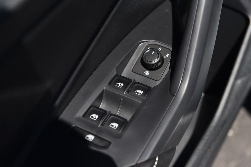 Volkswagen Jetta Vehicle Full-screen Gallery Image 8
