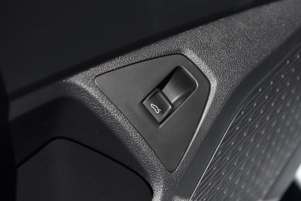 Volkswagen Jetta Vehicle Full-screen Gallery Image 9