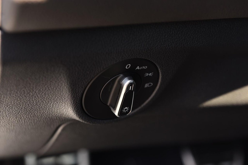 Volkswagen Jetta Vehicle Full-screen Gallery Image 11