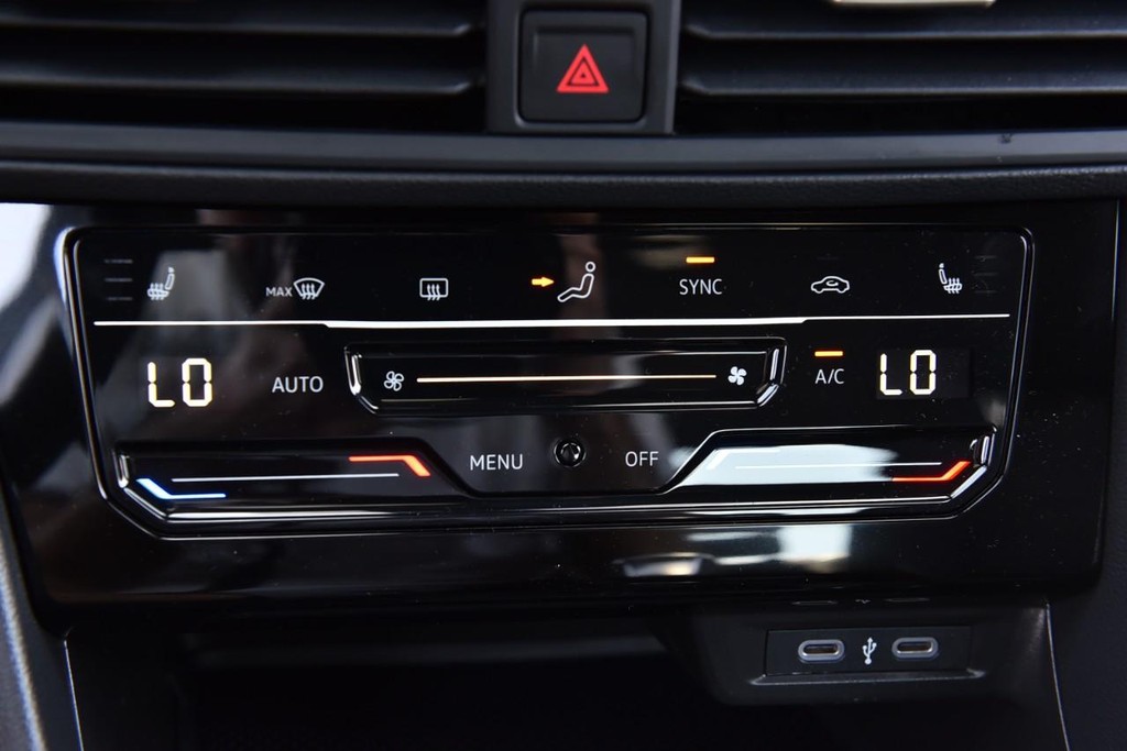 Volkswagen Jetta Vehicle Full-screen Gallery Image 15