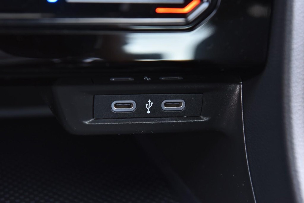 Volkswagen Jetta Vehicle Full-screen Gallery Image 16