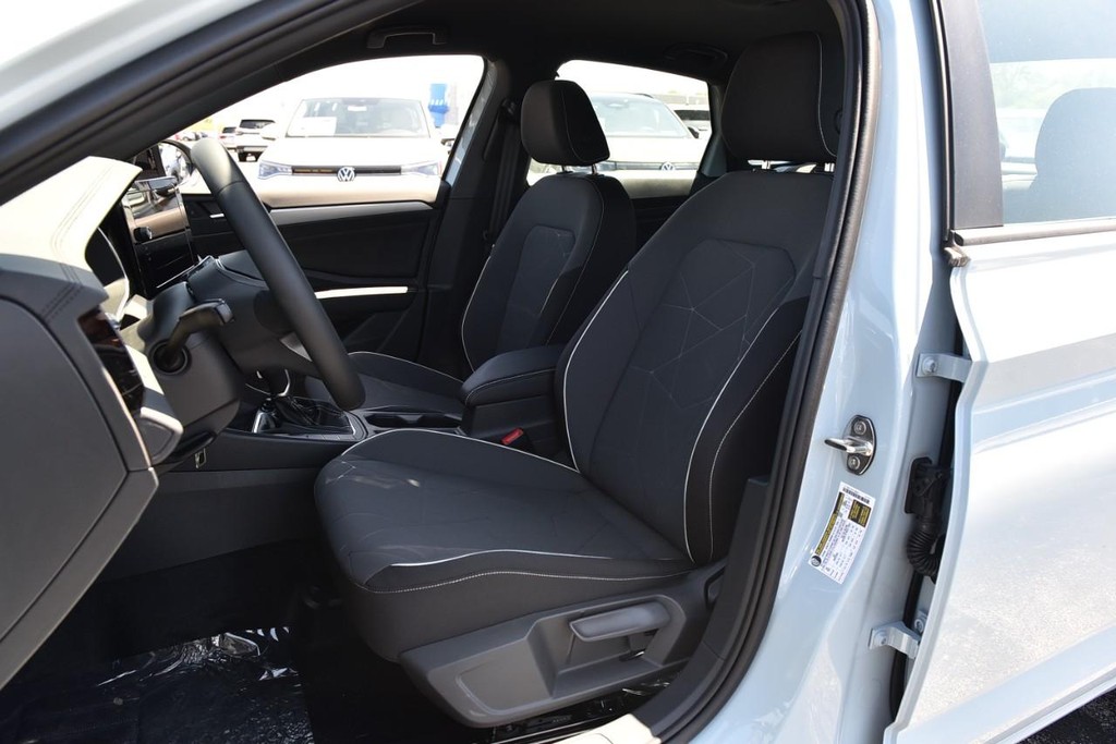 Volkswagen Jetta Vehicle Full-screen Gallery Image 19