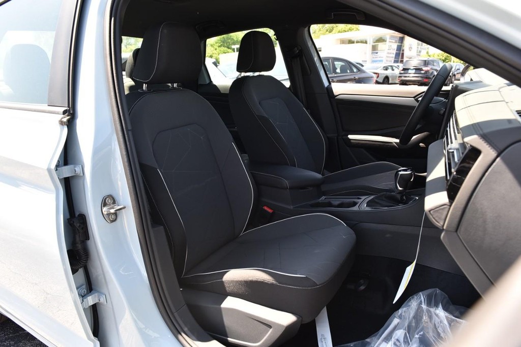 Volkswagen Jetta Vehicle Full-screen Gallery Image 20