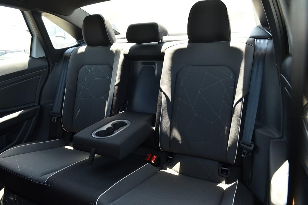 Volkswagen Jetta Vehicle Full-screen Gallery Image 21