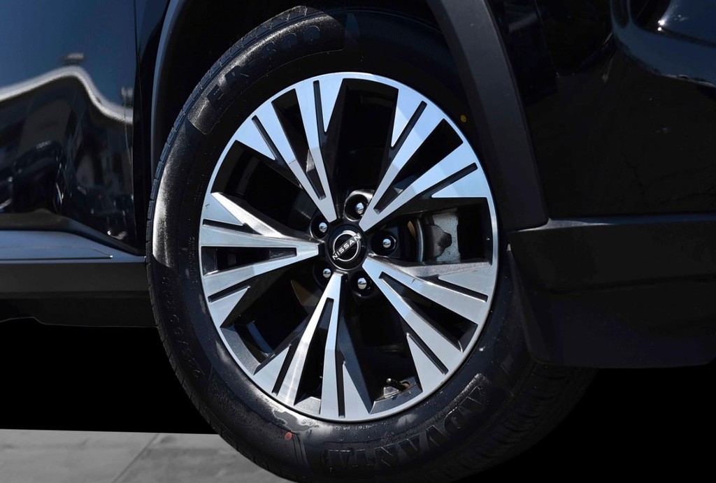 Nissan Rogue Vehicle Full-screen Gallery Image 3