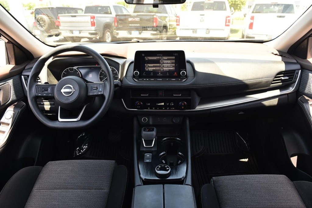 Nissan Rogue Vehicle Full-screen Gallery Image 7