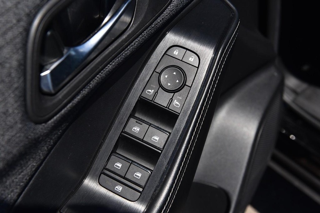 Nissan Rogue Vehicle Full-screen Gallery Image 8