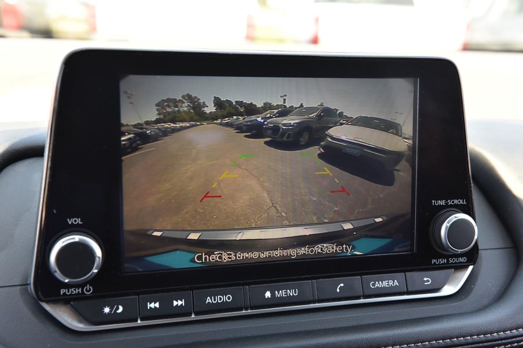 Nissan Rogue Vehicle Full-screen Gallery Image 12