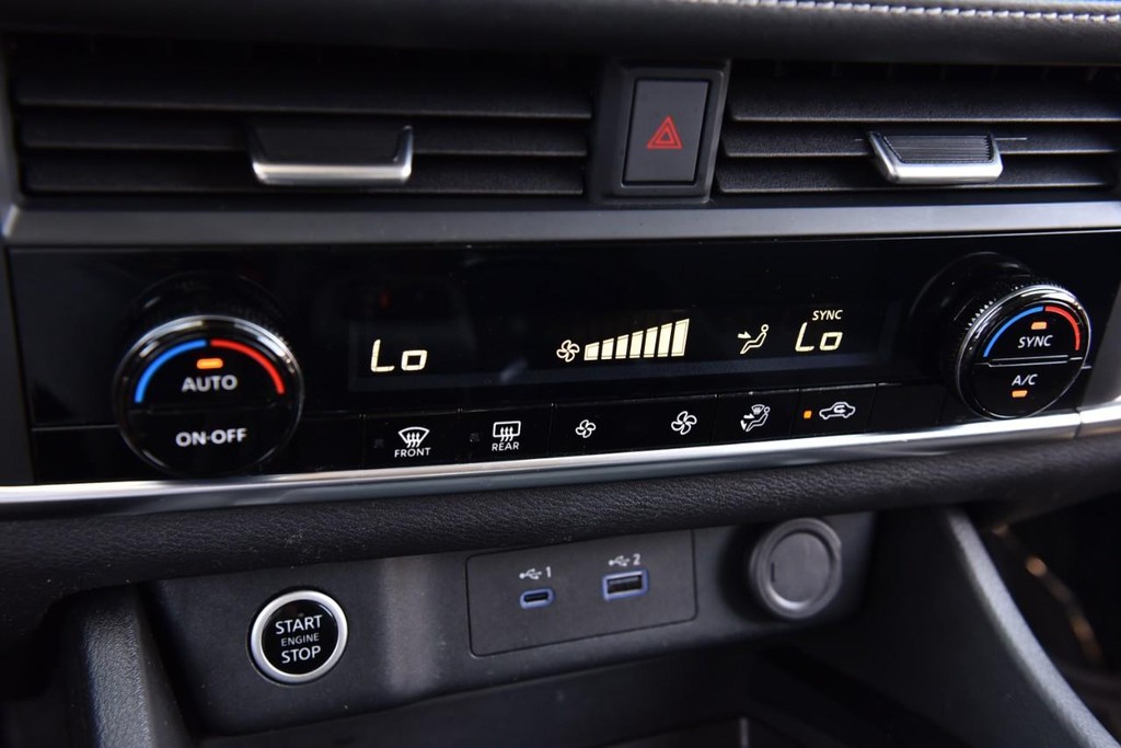 Nissan Rogue Vehicle Full-screen Gallery Image 14
