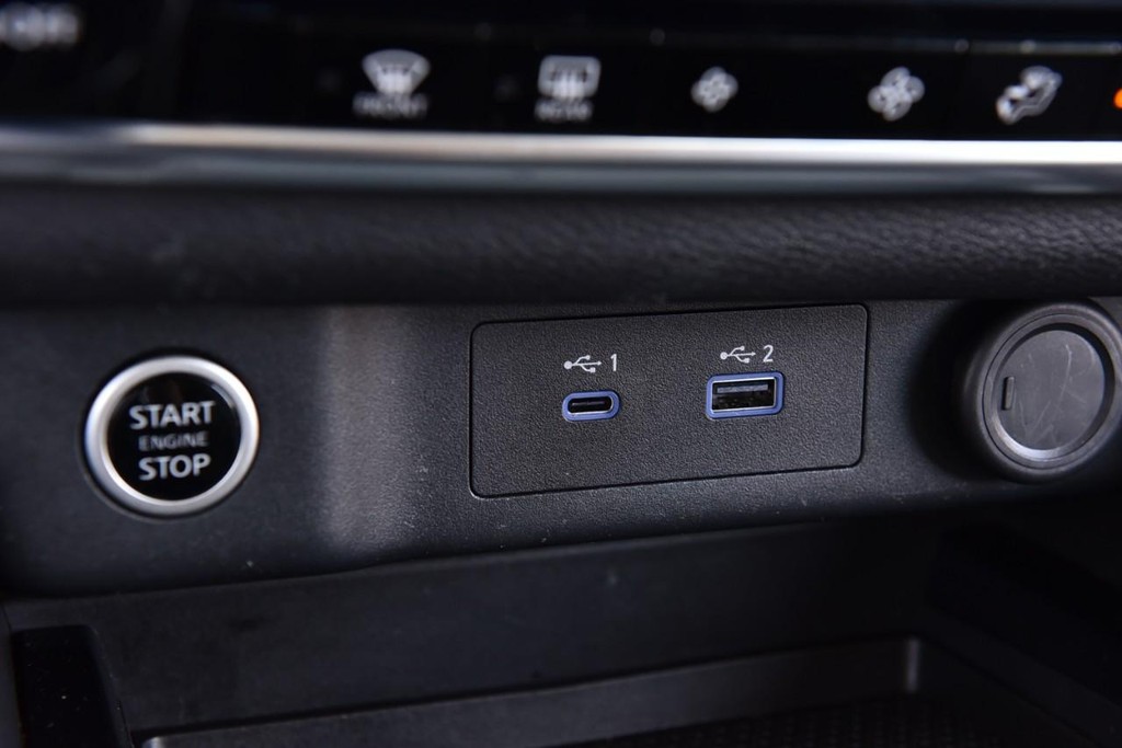 Nissan Rogue Vehicle Full-screen Gallery Image 15