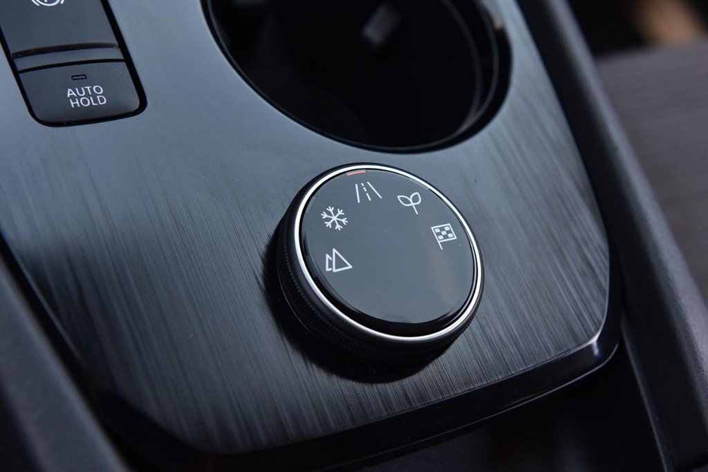 Nissan Rogue Vehicle Full-screen Gallery Image 16