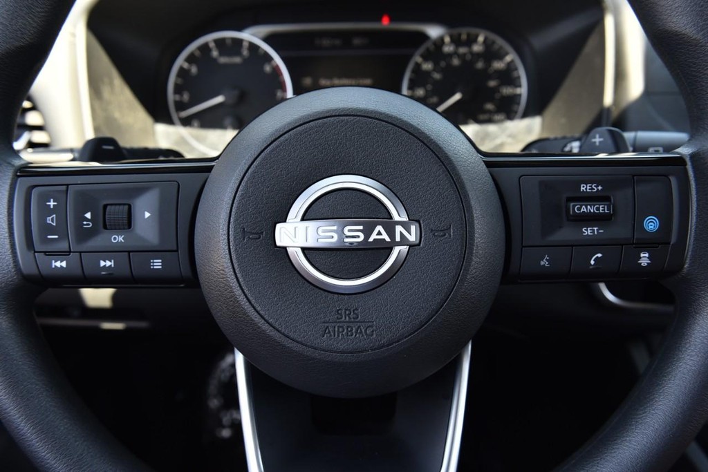Nissan Rogue Vehicle Full-screen Gallery Image 17