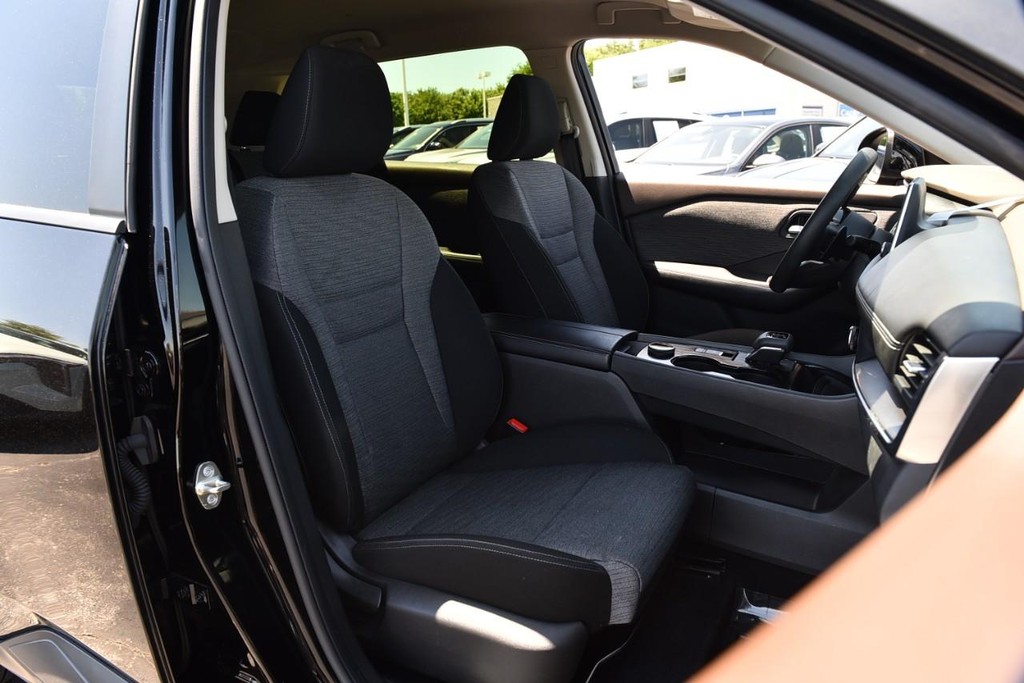 Nissan Rogue Vehicle Full-screen Gallery Image 19